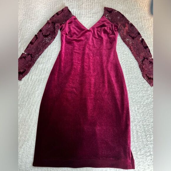 Badgley Mischka | Red Velvet Sheath Dress Size 4 - Picture 8 of 11